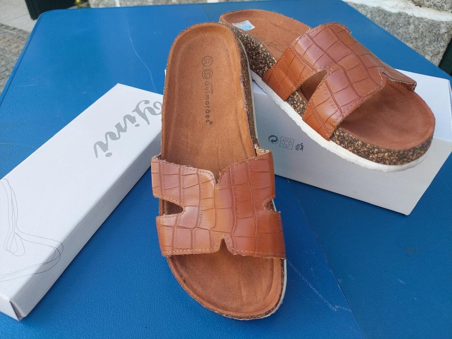 Chinelos de jovem n 37 semi novos. Apenas andou com eles uma vez.Saio confortáveis.