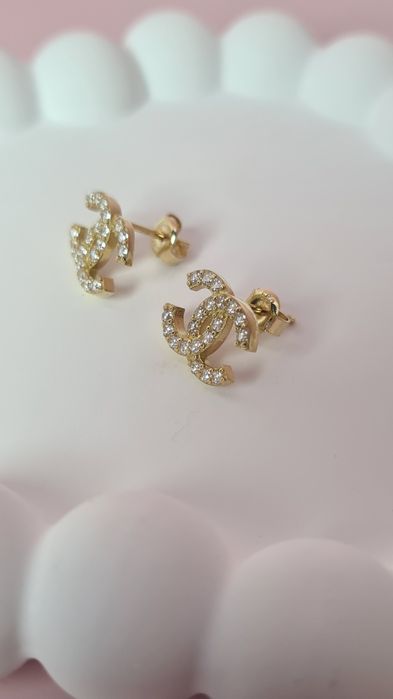 Złote kolczyki wkręty typu Chanel małe białe cyrkonie błyszczące 585