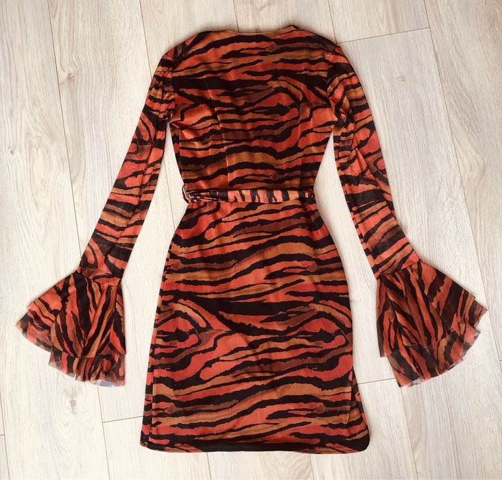 Помаранчева сукня з принтом зебри