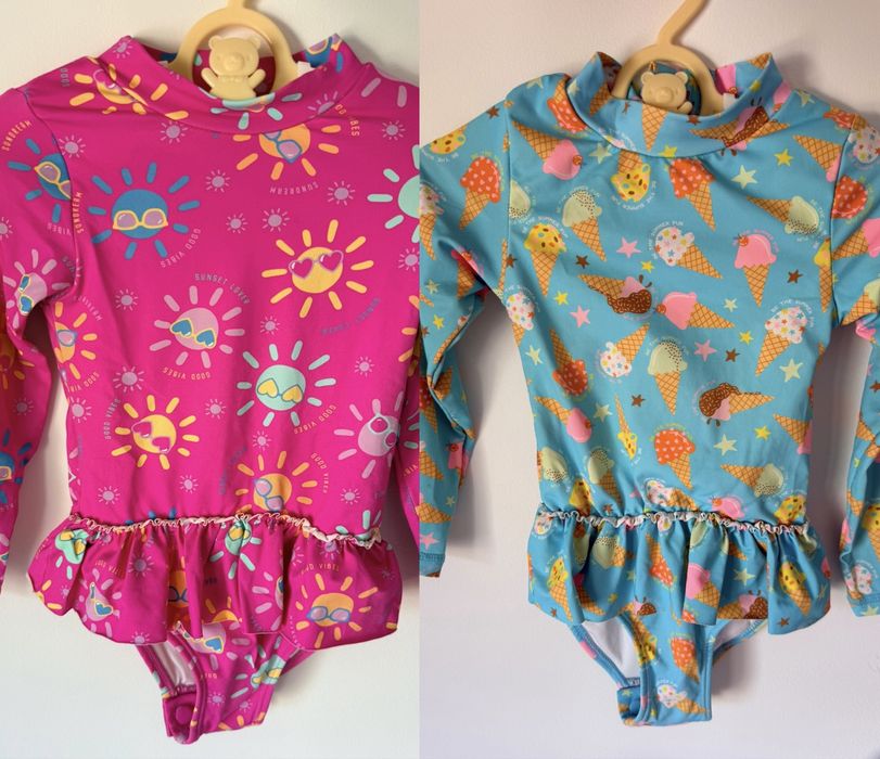 Conjunto de dois fatos de banho para gémeos, com estampados divertidos.