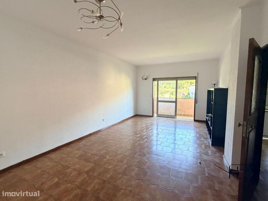 Apartamento T3 com duas varandas, elevador e garagem em Fânzeres
