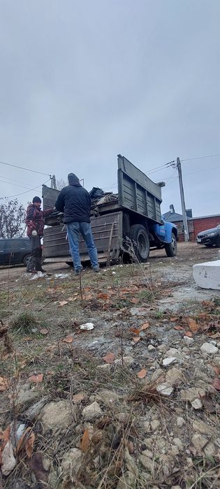 Вивіз сміття меблів непотрібних речей листя гілок