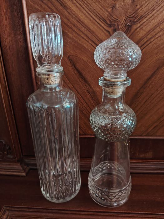 Conjunto de 2 Garrafas de Licor e 6 Copos Cada