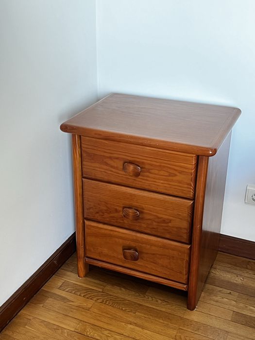 Vendo Cama e 2 mesinhas de cabeceiras