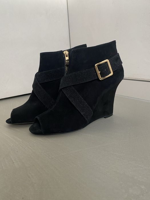 Чорні замшеві ботильйони Vince Camuto