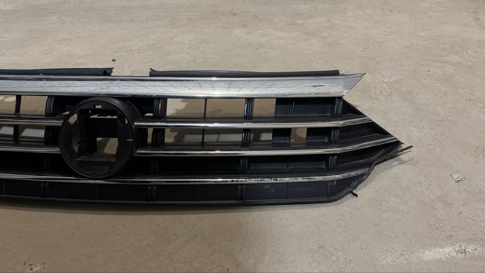 Решітка радіатора гриль vw jetta mk7 оригінал