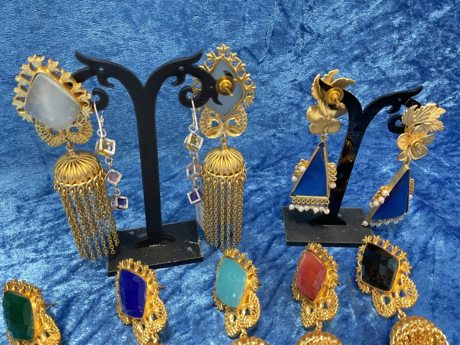 Brincos metal amarelo de 8/10 cm