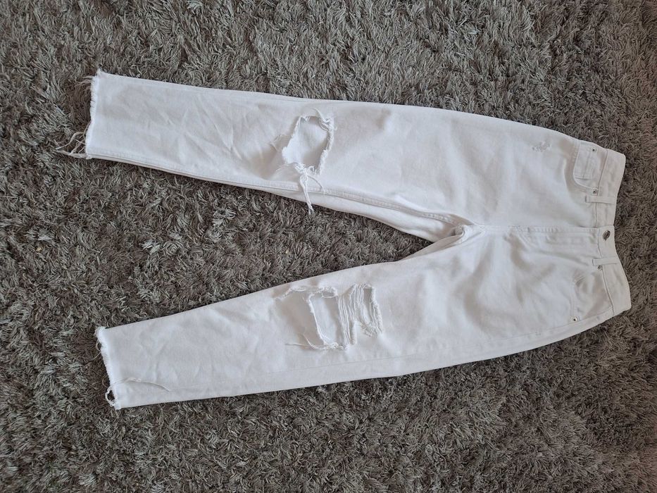 Białe jeansy z dziurami r.34, XS Stradivarius
