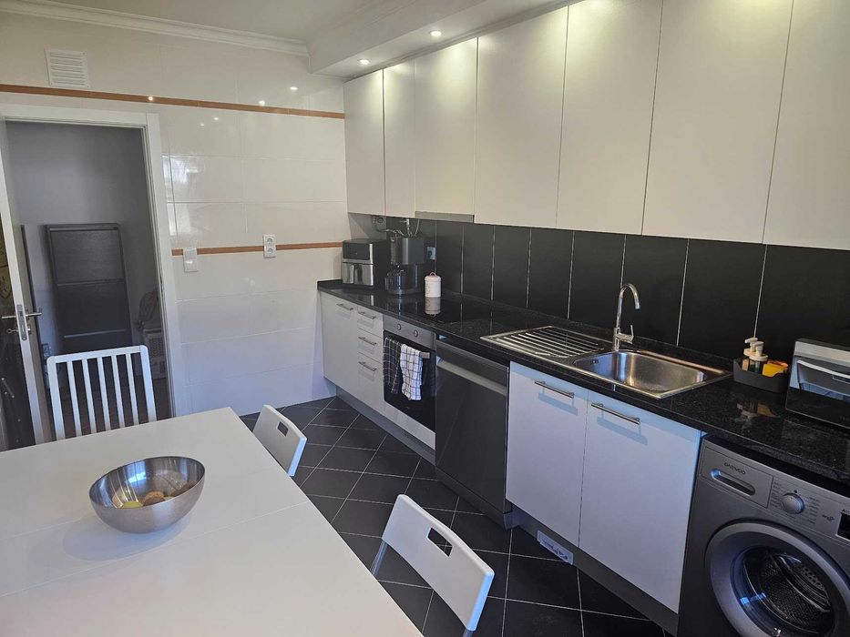 T2 c/ suite + Garagem Box p/ 2 Carros c/ Wallbox.
