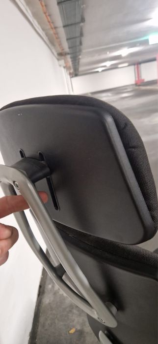 Компʼютерне крісло з Шаейцарії