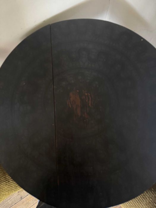 Mesa redonda e duas cadeiras de época