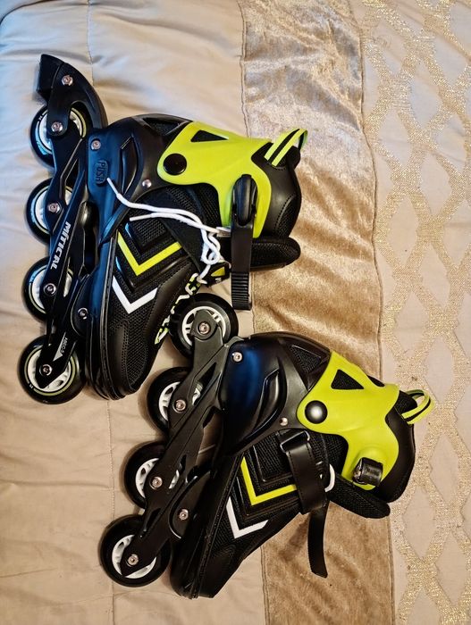 Vendo dois patins usado pouquíssimas vezes leia