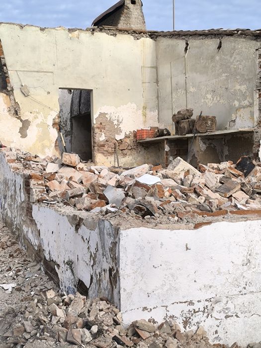 Dá -se entulho limpo em grande quantidade