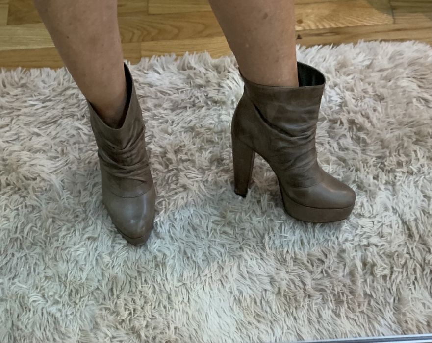 Botins camel em pele