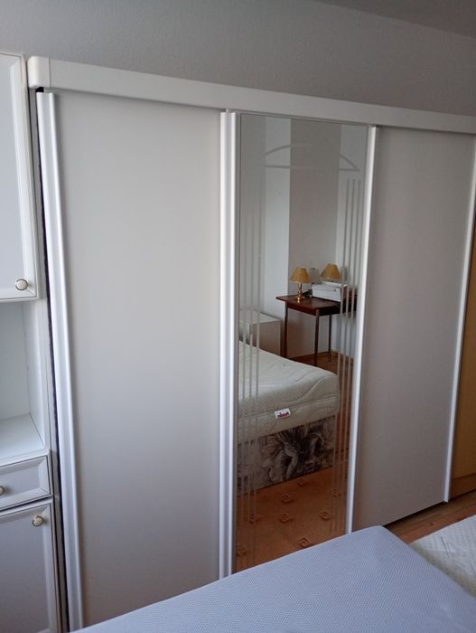 Szafa biała trzydrzwiowa z lustrem