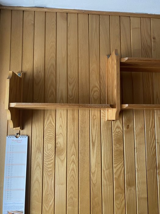 Drewniana półka, długość - 150 cm.