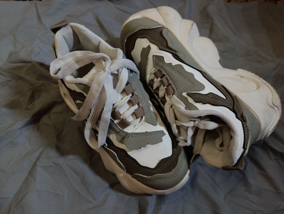 Продам майже нові кросівки