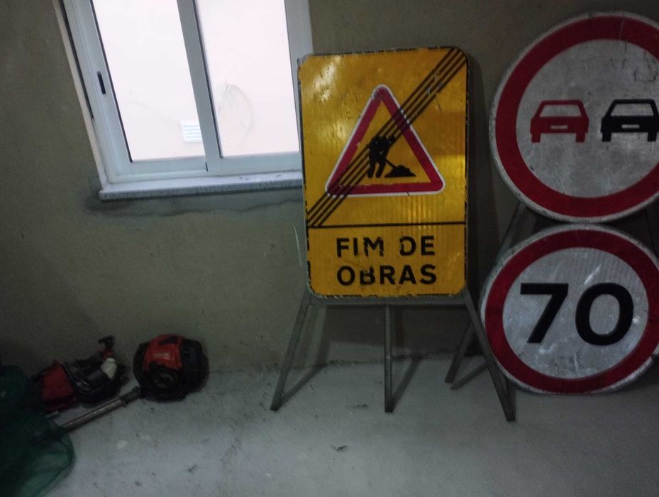 Sinalização de obras completa