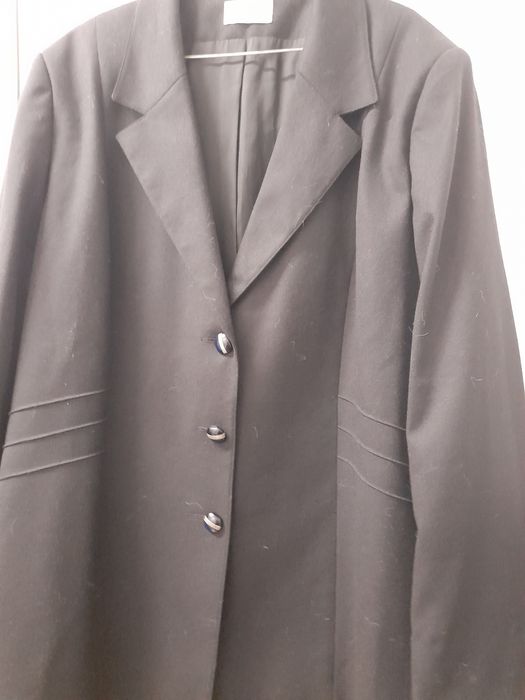 Casaco preto, com nervuras