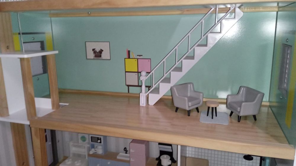 Drewniany domek dla lalek