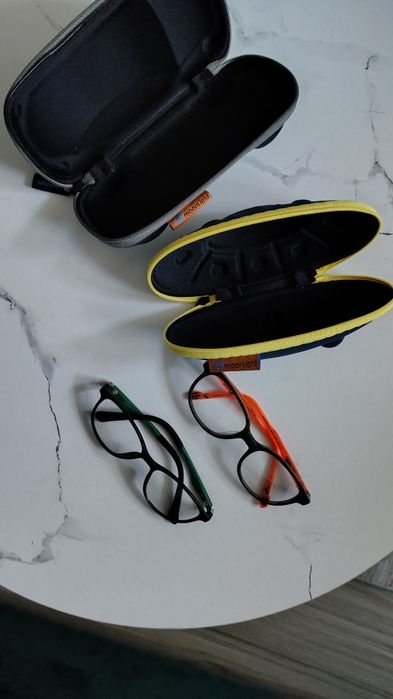 2 pary oprawki okularów dla dziecka i 2 etui do okularów auto i statek kosmiczny