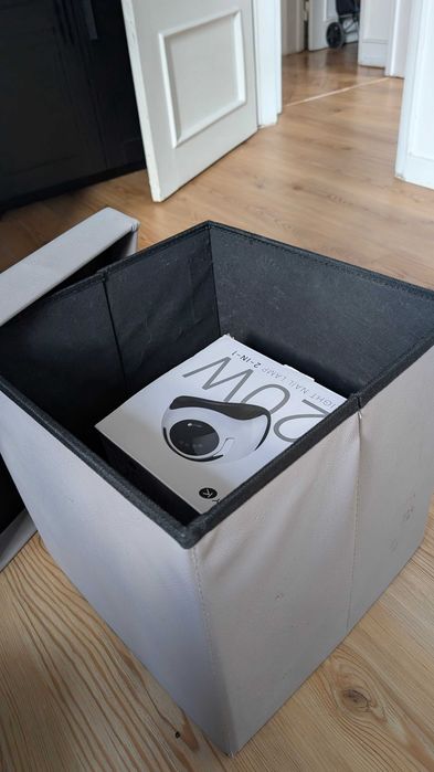 Cubo de arrumação cinzento com assento – funcional e resistente