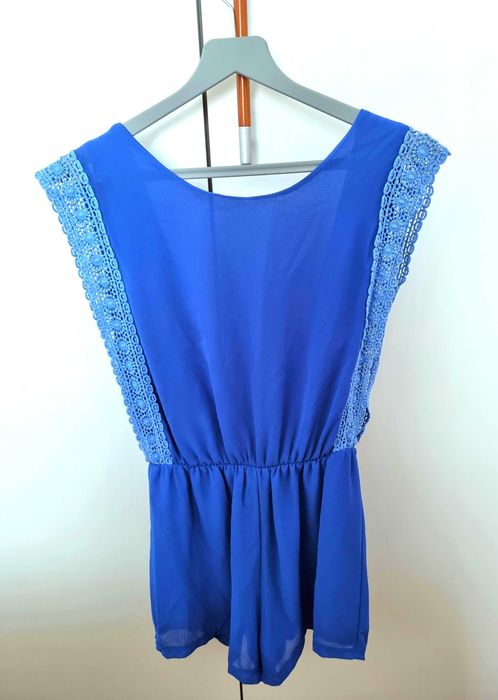 Macacão azul com decote nas costas e detalhe estilo crochet, tamanho S