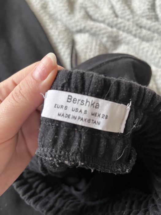 czarne dresowe spodnie bershka