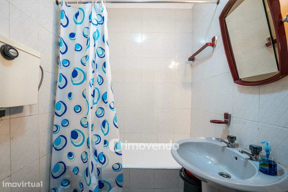 Apartamento T2, com estacionamento e arrecadação, no Porto