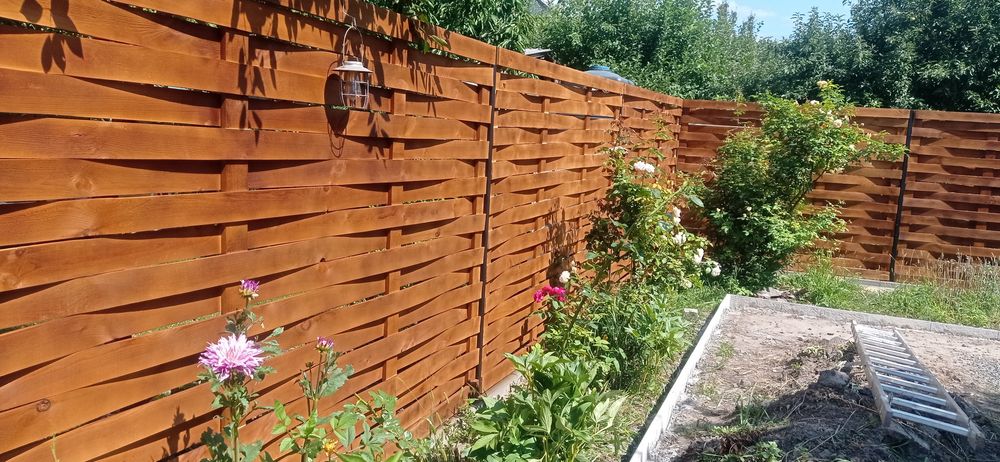 Плетений дерев'яний паркан. Оригінальний паркан. Забор.