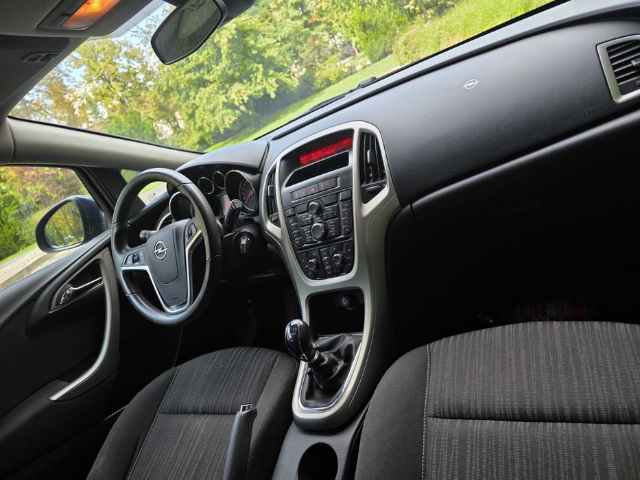 Opel Astra 2011r 1.4 benzyna 100 KM