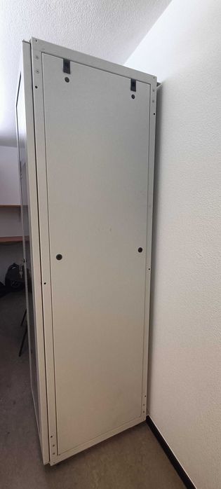 Bastidor informático metálico com portas amovíveis