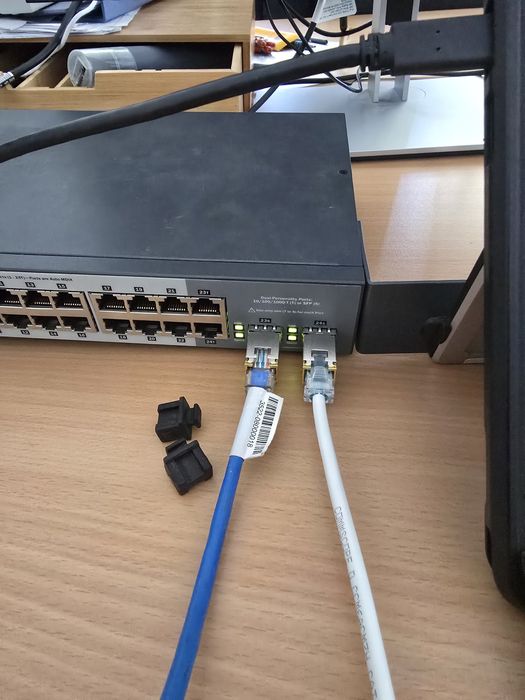 4 x SFP 10/100/1000Mbps