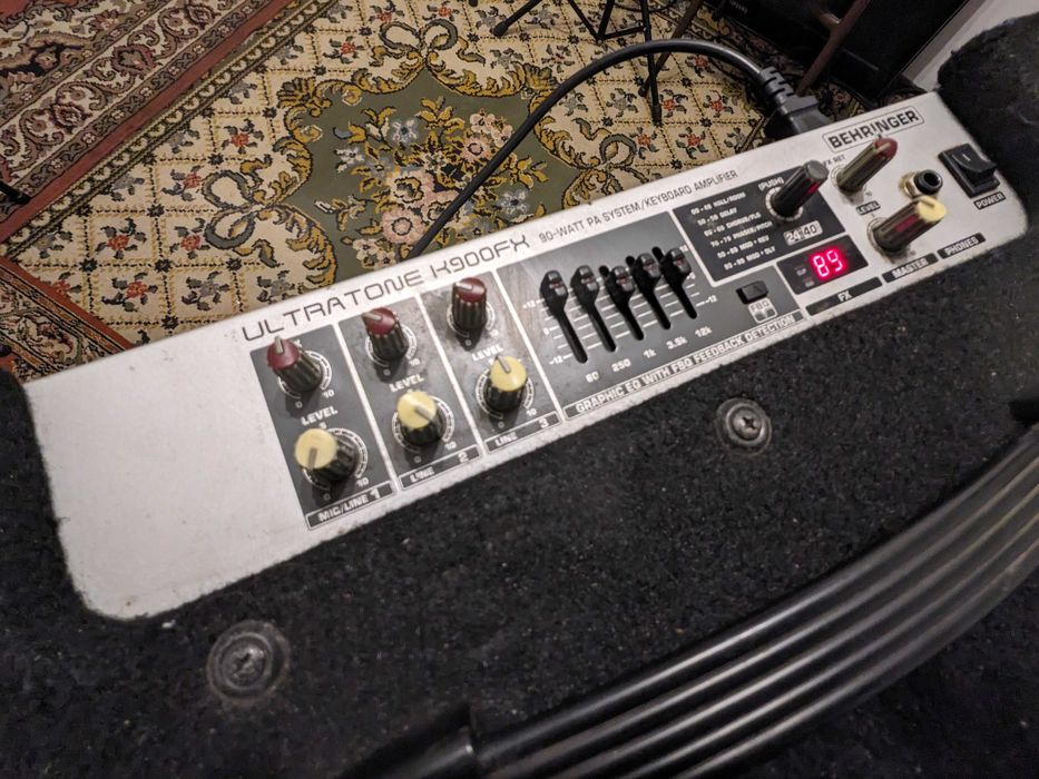 Amplificador de teclado / Guitarra / Mini PA - 90W - Behringer K900FX