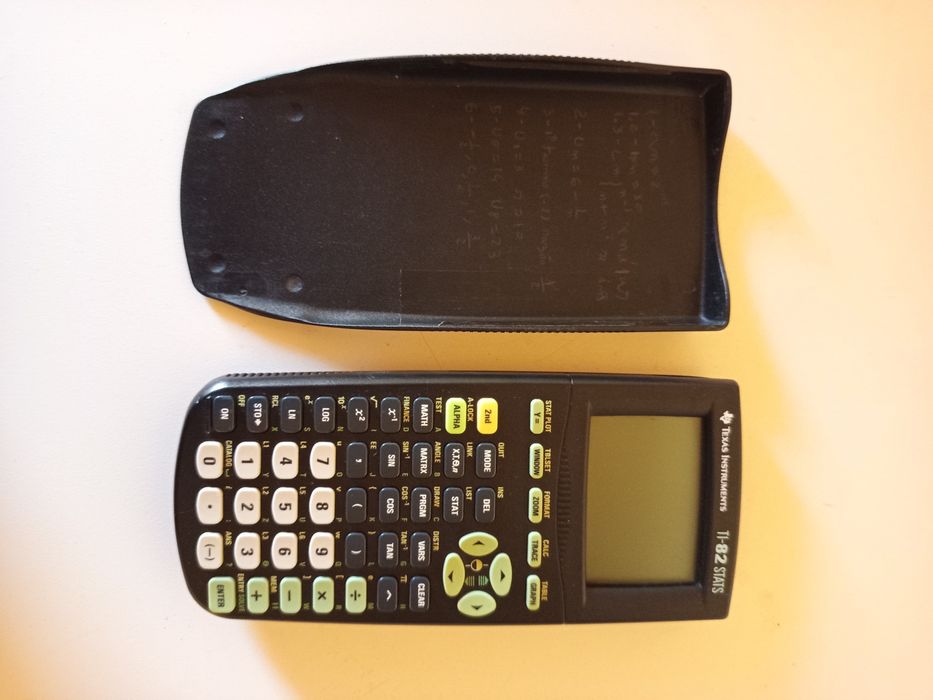Calculadora Gráfica Texas Instruments TI-82 STATS (com Capa) – Excelente Estado