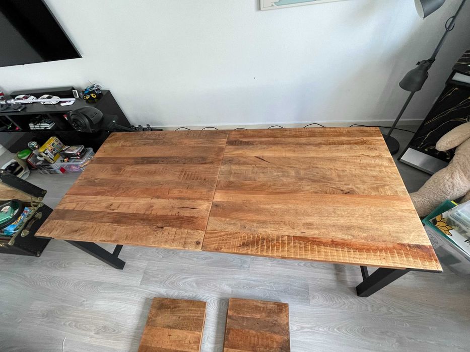 Mesa de jantar em mangueira e metal. 8-12 pessoas