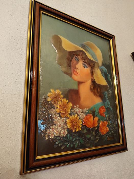 Quadro em Relevo que Retrata uma Senhora