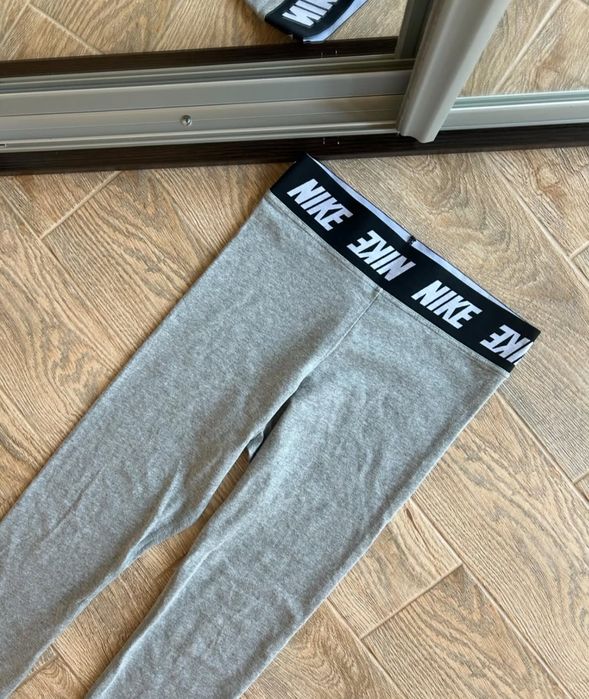 Сірі лосини Nike