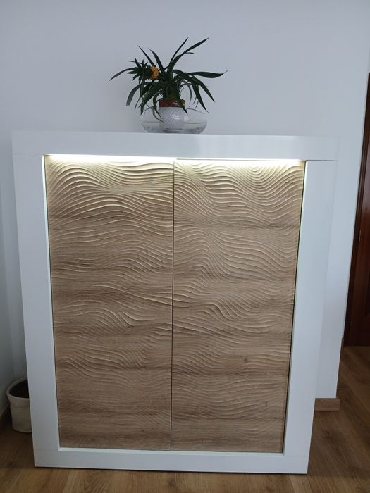 Armário de Sala Branco com portadas em madeira