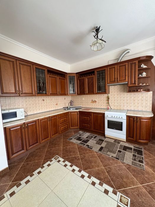 Оренда будинку з паркомісцем