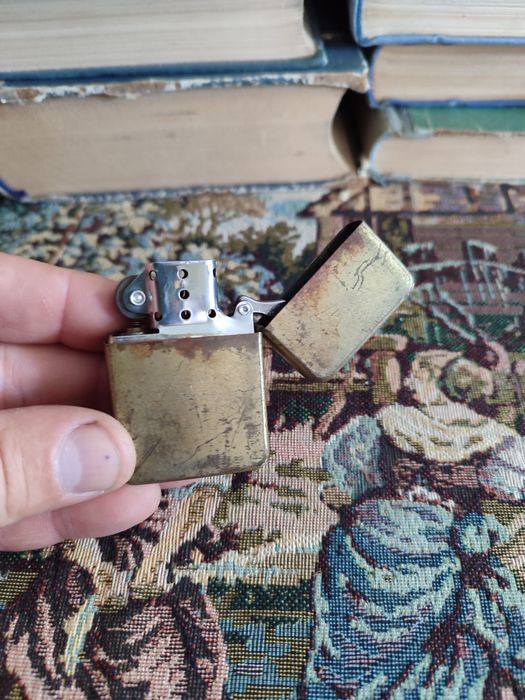 Зажигалка Zippo. Нет кремня.