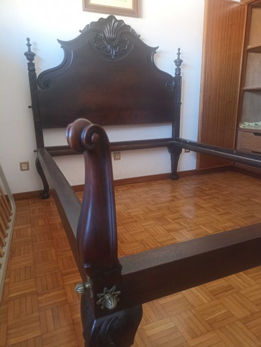 Cama antiga em madeira maciça