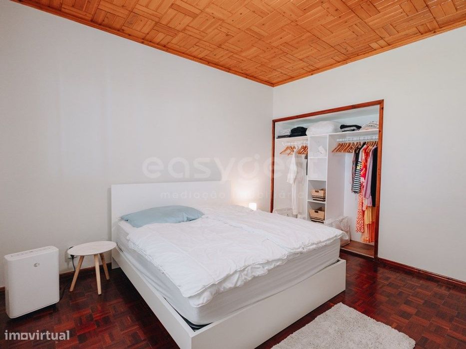 Moradia T4 com garagem nos Mosteiros.