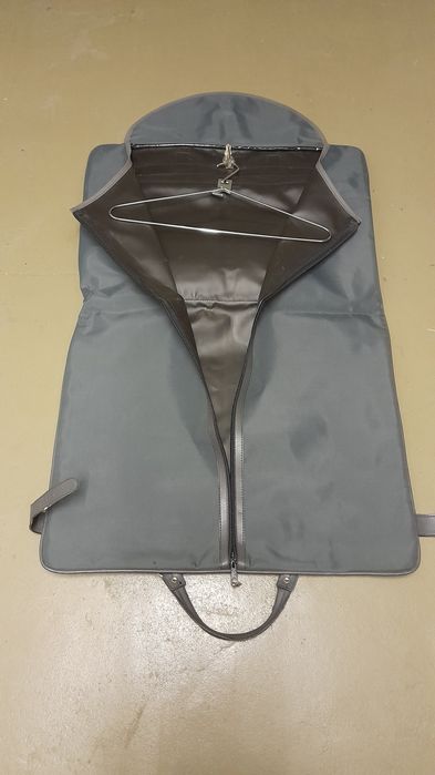 Mala Cinzenta para Fatos e Camisas