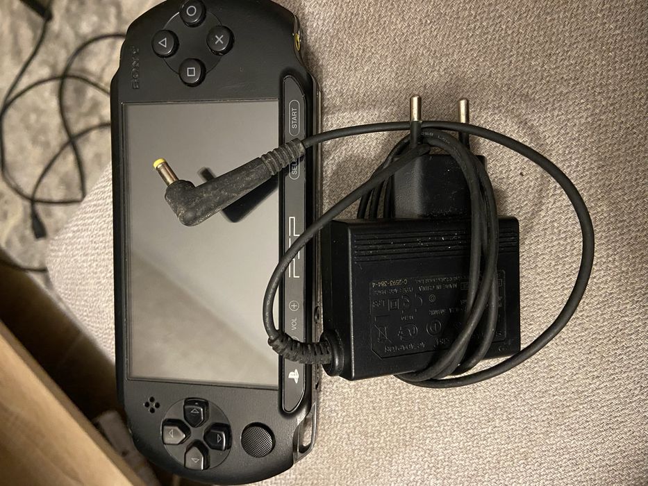 PSP com carregador original Sony.