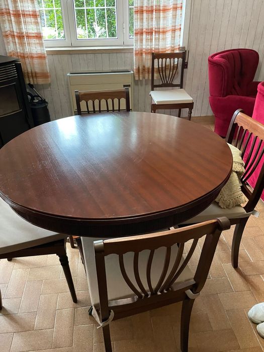 Mesa Rendonda em madeira com 6 cadeiras