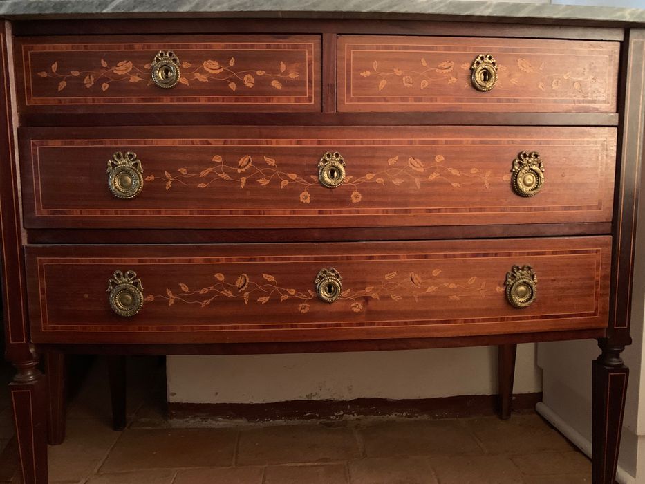 Cômoda estilo D. Maria