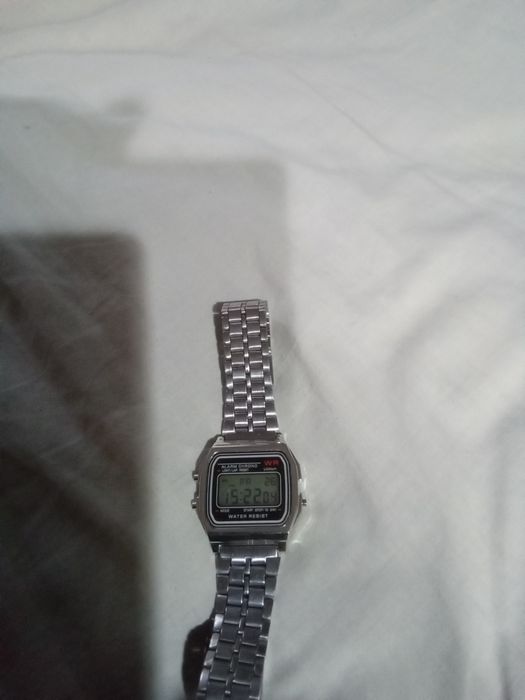 Электронные часы новые