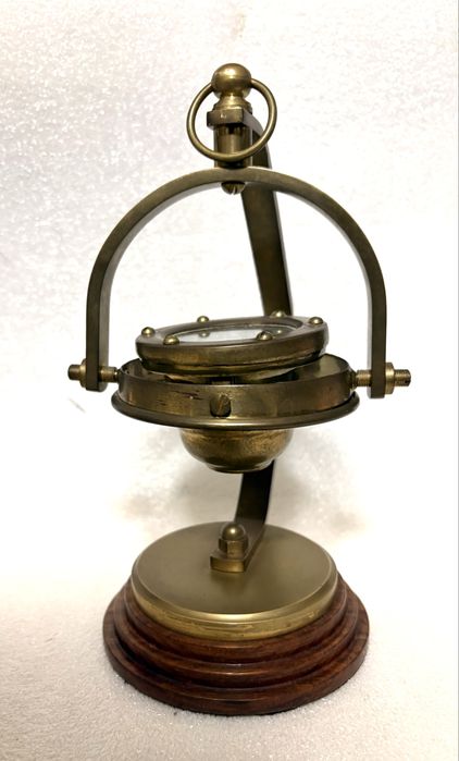 Bússola marítima de mesa de navio  em latão - réplica de antigos originais - à funcionar