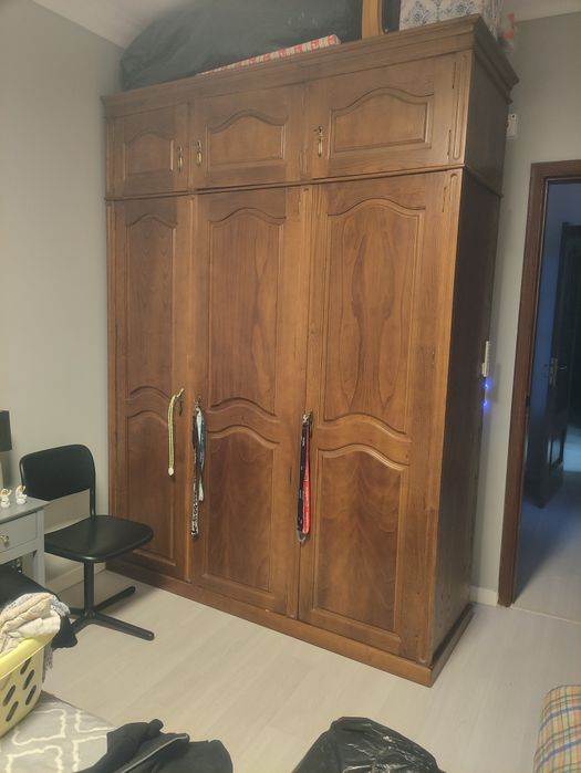 Roupeiro em cerejeira